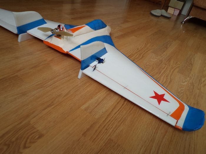 Радиоуправляемая модель летающее крыло - два варианта модели самолета