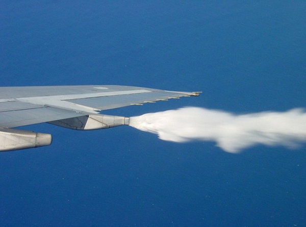 Сброс топлива самолета перед посадкой