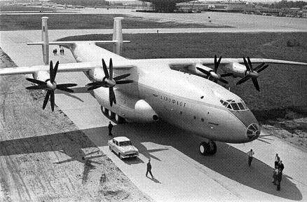 Тяжелый транспортный самолет ан-22 «антей».